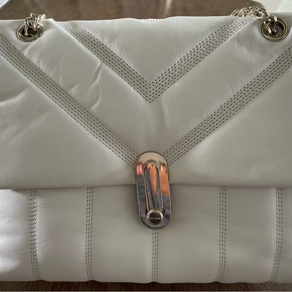 Elegant White Quilted Shoulder Bag with Chain Details
